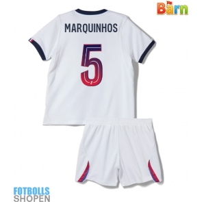 Billiga Paris Saint-Germain Marquinhos #5 Bortatröja Barn 2026-27 Kortärmad (+ Korta byxor)